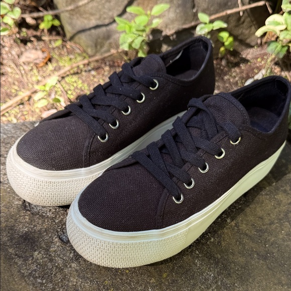 STEVE MADDEN BLACK ELORE PLATFORM CANVAS SNEAKERS - 7 ๐ค๐ - Picture 2 of 12